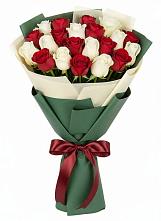Букет Микс из красных и белых роз в Мелихово