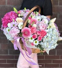 Композиция солнечный день в Мелихово Цветочная композиция из Розы, Хризантемы, Пионы и Лизиантусы в корзине в Мелихово