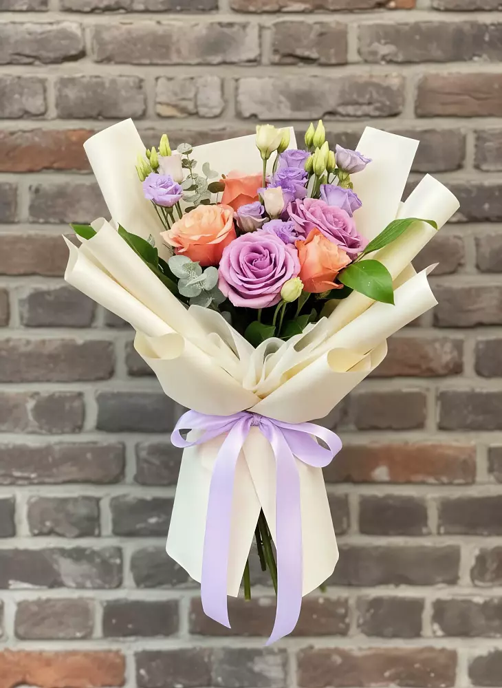 Букет цветов из: Лизиантусы и Розы в Мелихово