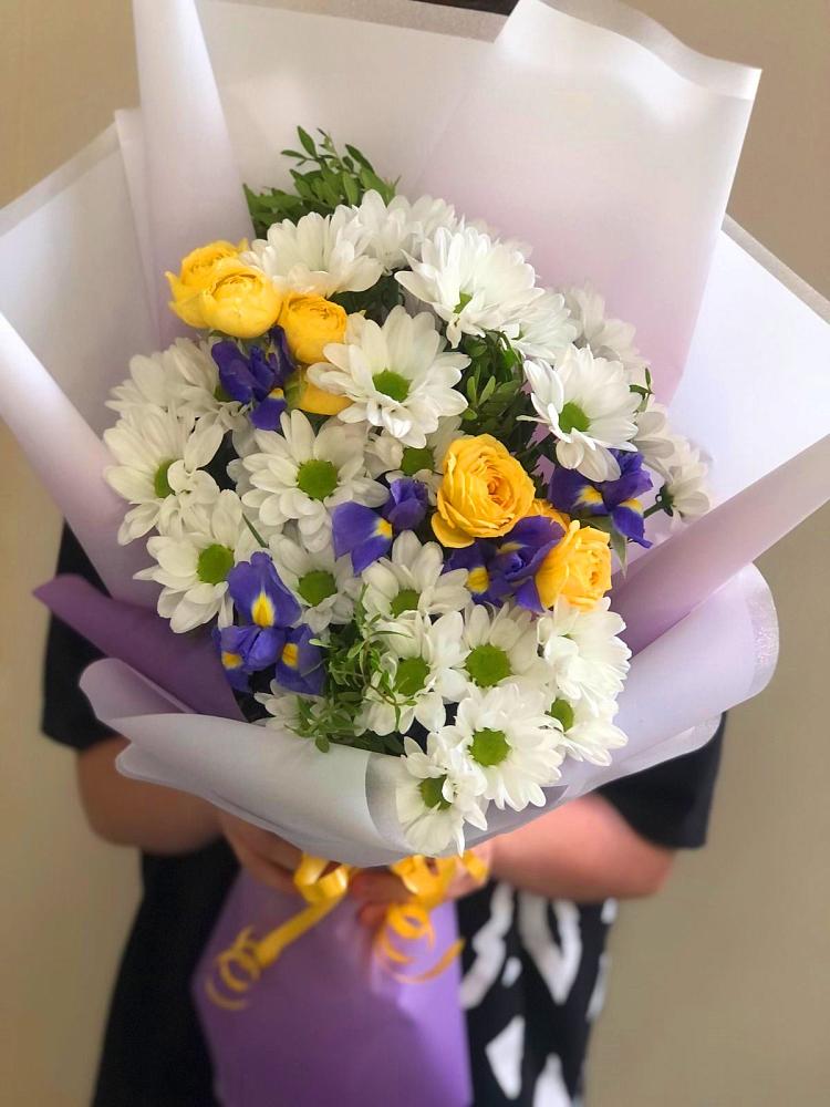 Букет цветов из: Ирисы, Хризантемы и Розы в Мелихово