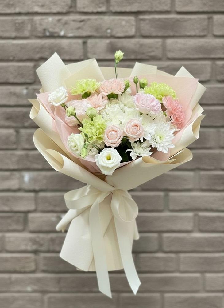 Букет цветов из: Гвоздики, Розы, Лизиантусы и Хризантемы в Мелихово