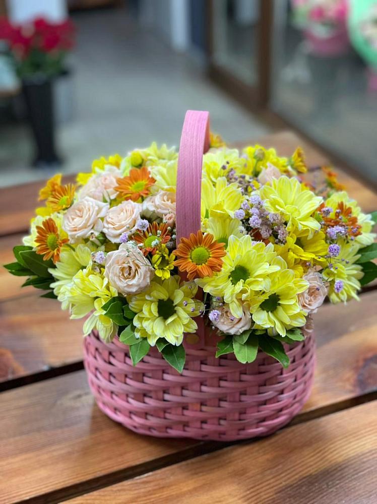 Цветочная композиция из Хризантемы и Розы в корзине в Мелихово