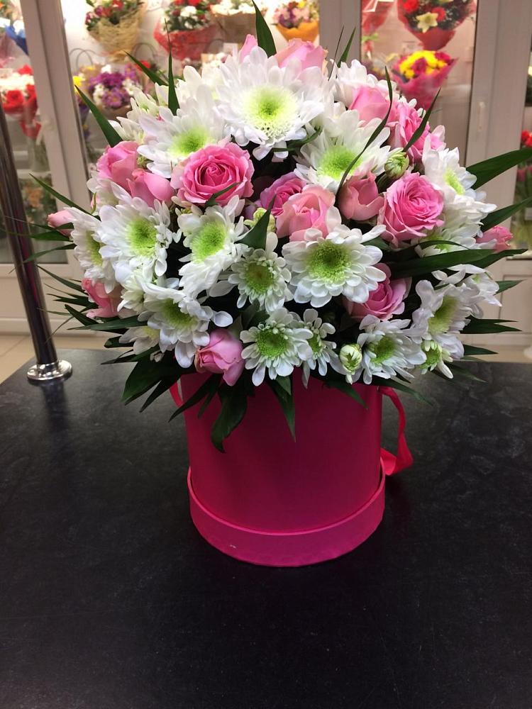 Цветочная композиция из Розы и Хризантемы в шляпной коробке в Мелихово