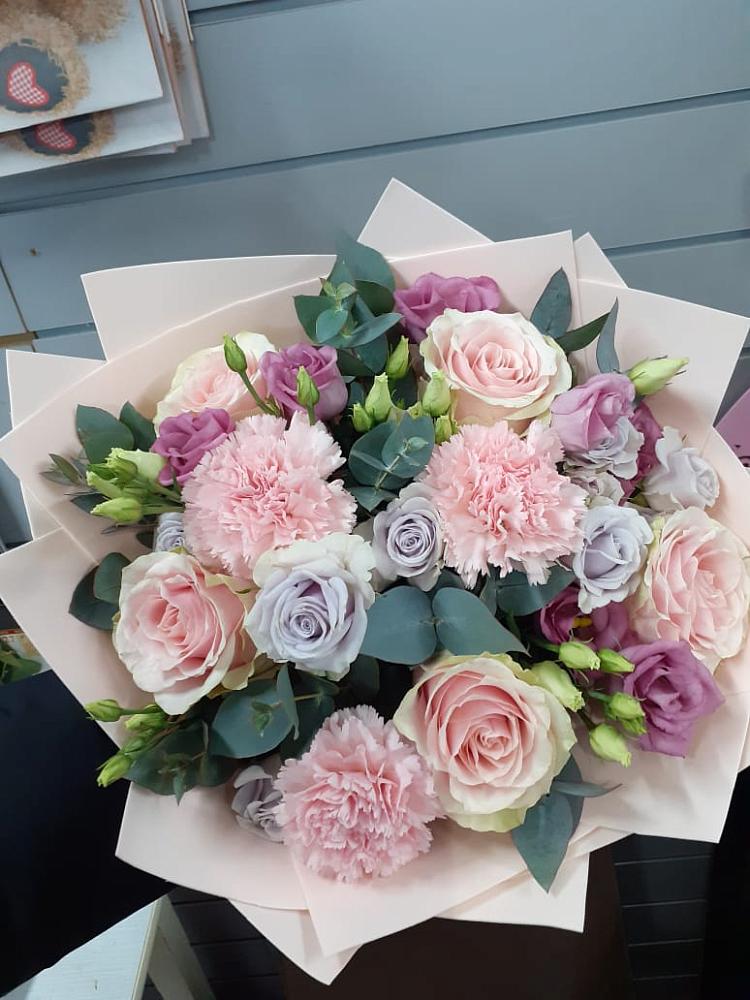 Букет цветов из: Розы, Гвоздики и Лизиантусы в Мелихово