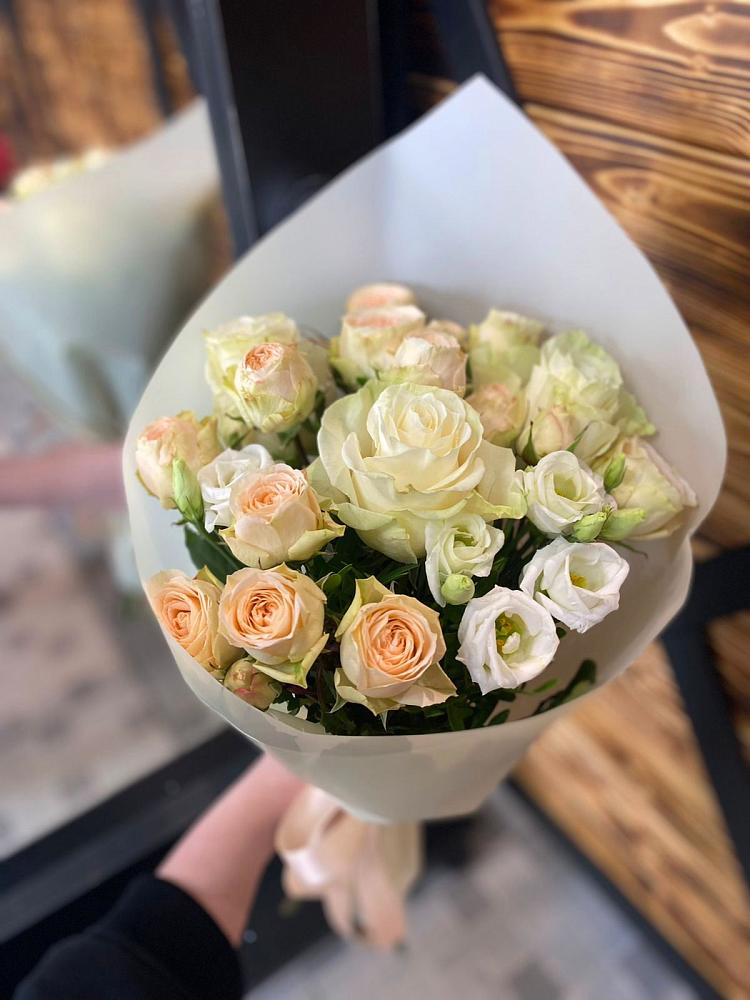 Букет цветов из: Розы и Лизиантусы в Мелихово